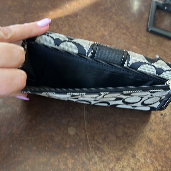 Pre-loved Coach Wallet - Picture 9 of 10